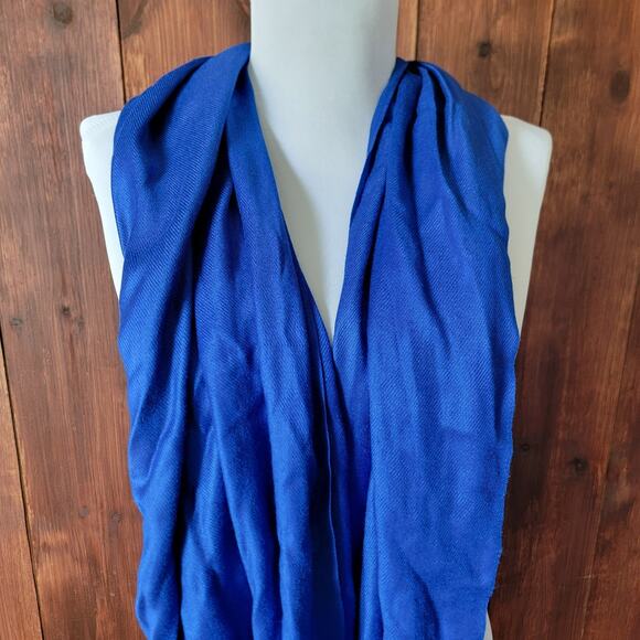 Liz Claiborne Blue Scarf 100% Rayon Fringe Soft Lush Wrap Shawl Women Accessory - Picture 6 of 7